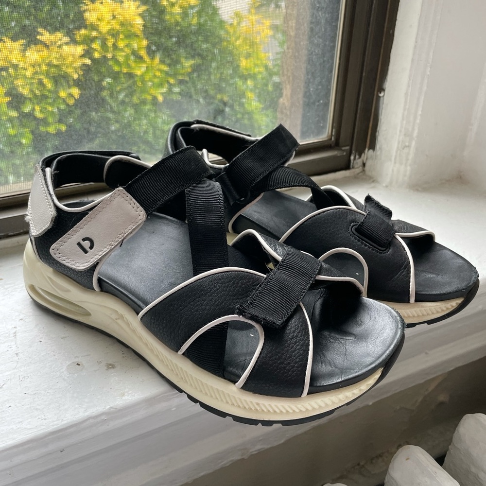Earth Black&White Sandals